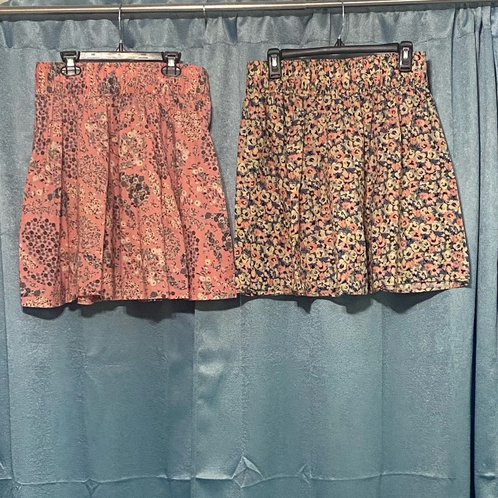 2 H&M floral mini skirts size M